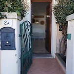 Hommy Lab - Stylish And Modern With Super Kitchen, Separate Entrance, Free Parking Apartment