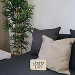Hommy Lab - Stylish And Modern With Super Kitchen, Separate Entrance, Free Parking *