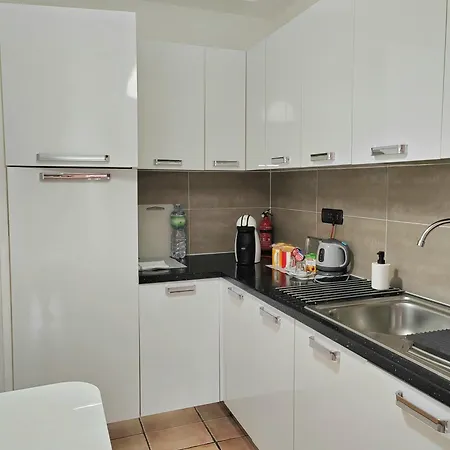 Hommy Lab - Stylish And Modern With Super Kitchen, Separate Entrance, Free Parking Lägenhet *