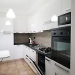Hommy Lab - Stylish And Modern With Super Kitchen, Separate Entrance, Free Parking