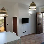 Hommy Lab - Stylish And Modern With Super Kitchen, Separate Entrance, Free Parking شقة