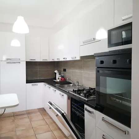 Hommy Lab - Stylish And Modern With Super Kitchen, Separate Entrance, Free Parking