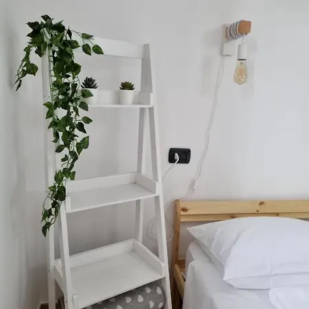 Hommy Lab - Stylish And Modern With Super Kitchen, Separate Entrance, Free Parking *